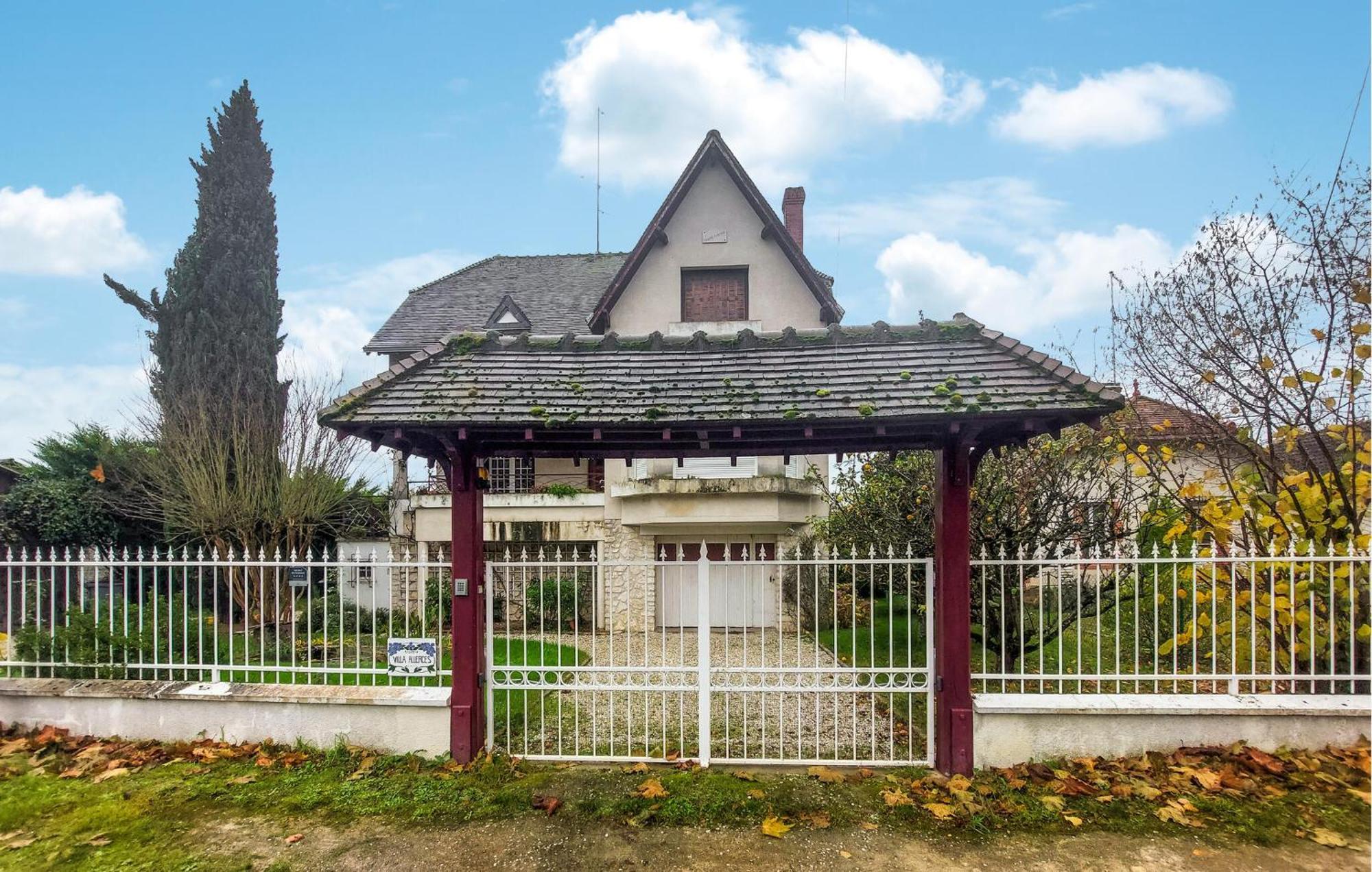 Nice Home In Montrichard Exterior photo